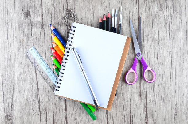 照片的办公室和学生装备在白色的背景-回到学校的概念图片下载