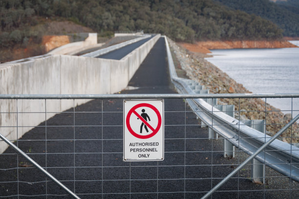 金属栅栏上有警告标志，禁止进入图片下载