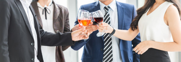 庆祝会议结束后用红酒祝酒。图片下载