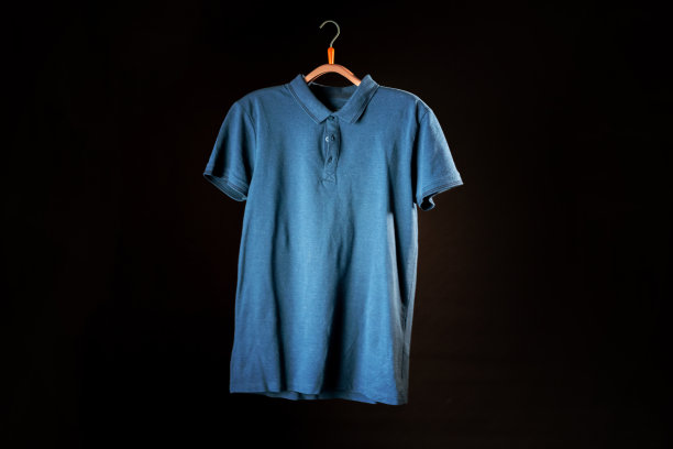 休闲男士t恤衣架上的黑色背景模型复制空间图片下载