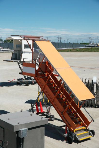 机场准备好登机坡道并等待登机图片下载