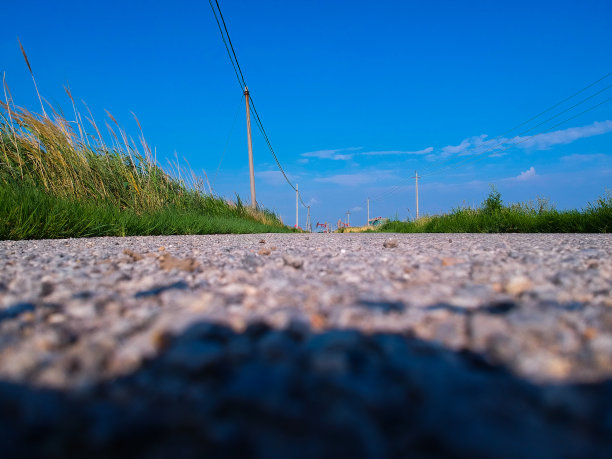 以蓝天为背景的高速公路图片下载