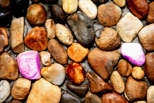 美丽的石头在山上的河流特写。图片下载