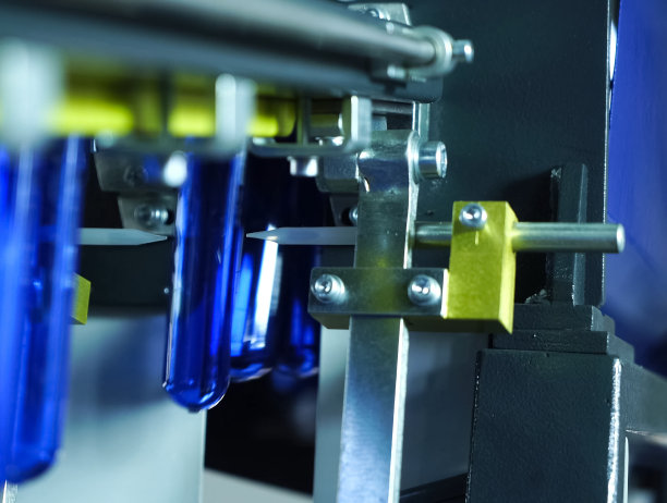 塑料瓶的灌装线。液体灌装图片下载