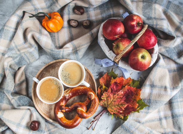 茶杯热的巧克力咖啡秋天的时间面包店椒盐卷饼调的照片编织围巾毯子黄色的叶子灰色的背景图片下载