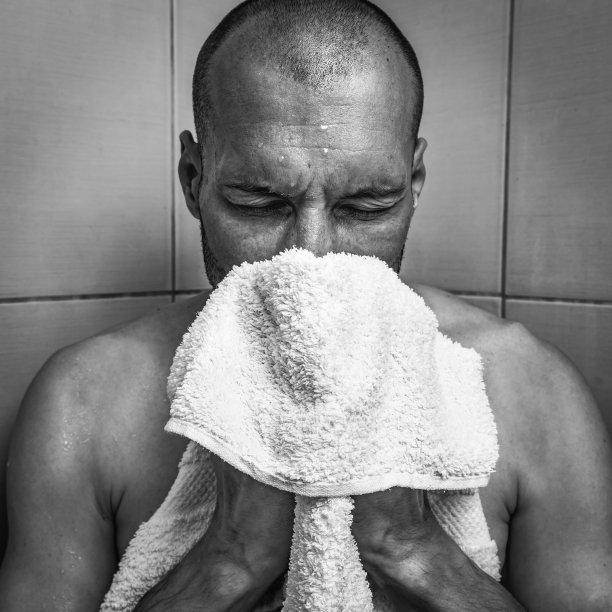 男人洗完澡后用毛巾擦干净自己黑白分明图片下载