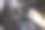 女人把手放在汽车变速器上，特写图片下载