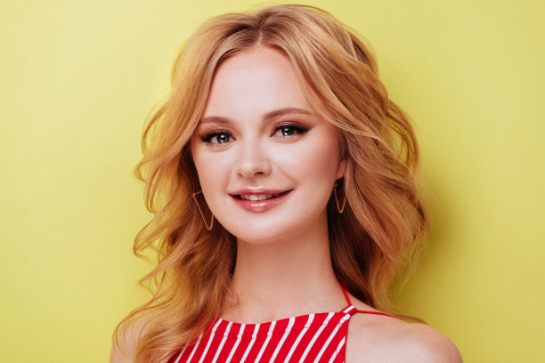 描绘一个大笑的时髦女孩图片下载