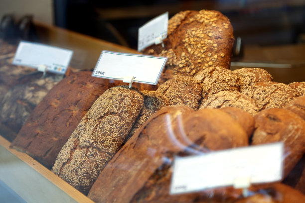 面包店货架上的各种面包图片下载