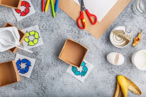 小朋友的手在做回收游戏，小朋友在画回收的记号纸工艺品图片下载