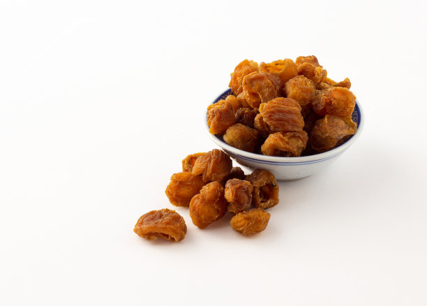 盘中一组龙眼干，背景为白色图片下载