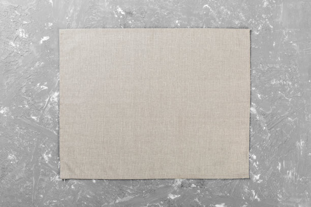 灰色的布餐巾在棕色的乡村木制背景顶视图与复制空间图片下载
