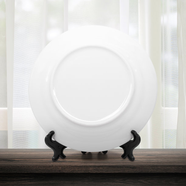 在现代厨房背景下用空白餐具概念清洗盘子或陶瓷盘子。白色盘子模板放置在木桌上为您设计。图片下载