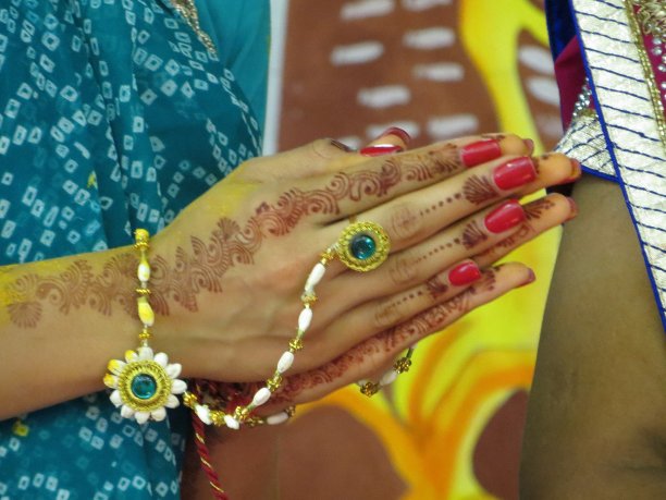 手牵手祈祷图片下载