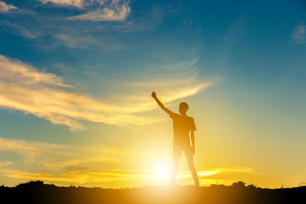 人庆祝成功幸福的剪影在山顶傍晚天空日落背景，运动和积极的生活理念图片下载