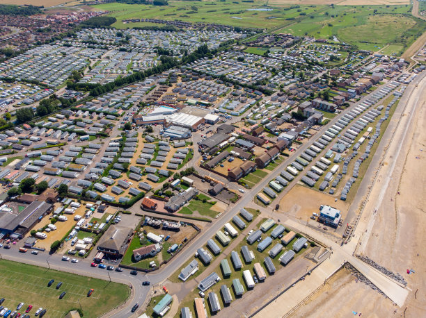 航拍照片的英国海边小镇亨斯坦顿在诺福克显示海岸地区和海滩和阿尔索普房车假日公园。图片下载
