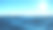 海浪低角度视图。海水背景。从下面看，看到晴朗的蓝天和太阳。海面或海浪近景。美丽的蓝色干净的水。三维渲染图片下载