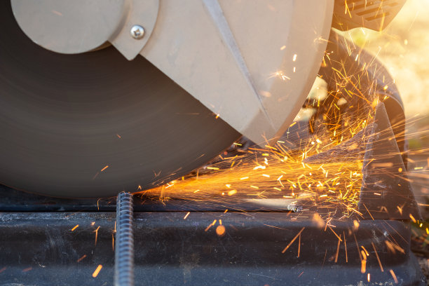 在施工现场切割钢筋时使用的机器图片下载