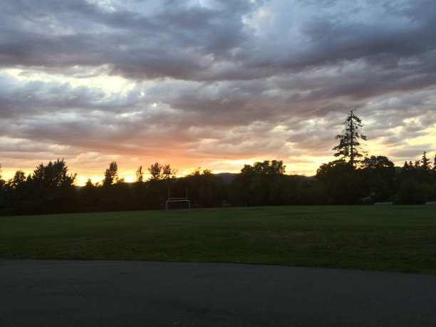 乌云密布的日落图片下载