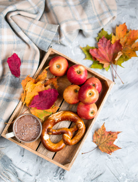 茶杯热的巧克力咖啡秋天的时间面包店椒盐卷饼调的照片编织围巾毯子黄色的叶子灰色的背景图片下载