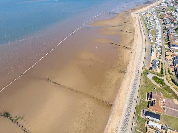 航拍照片的英国海边小镇亨斯坦顿在诺福克显示海岸地区和海滩和阿尔索普房车假日公园。图片下载