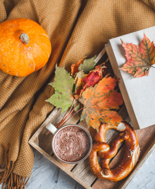 茶杯热的巧克力咖啡秋天的时间面包店椒盐卷饼调的照片编织围巾毯子黄色的叶子灰色的背景图片下载