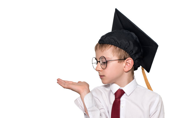 戴着方形学术帽和眼镜的男孩手心朝上。学校的概念。隔离图片下载