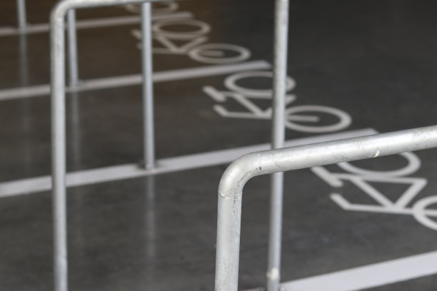 自行车停放符号。自行车停车。自行车停车场。图片下载