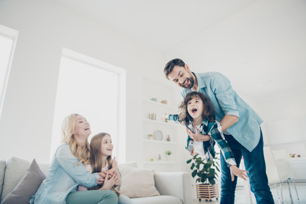 照片中的四名成员的家庭移动像飞机骑在爸爸的手舒适的公寓室内图片下载