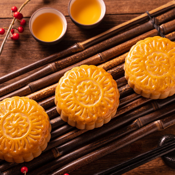 中国传统糕点月饼竹制托盘上的茶杯月饼木制背景中秋节。图片下载