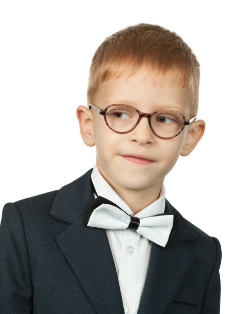 7岁红发男孩，戴眼镜，穿校服的影棚照图片下载