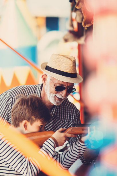 爷爷和孙子游乐园好玩图片下载