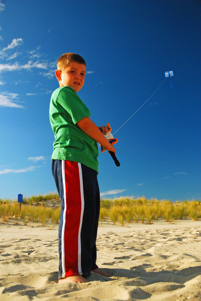 享受夏日的幼童图片下载