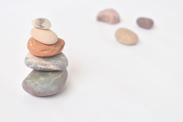 禅宗石孤立白色模糊背景，平衡概念图片下载