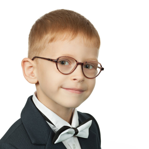7岁红发男孩，戴眼镜，穿校服的影棚照图片下载