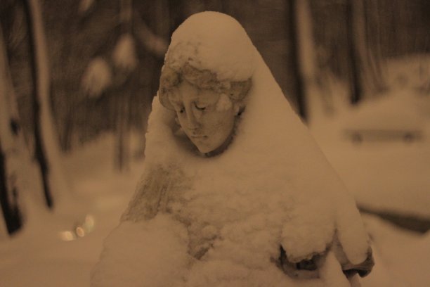 墓地里天使的雕像。图片下载