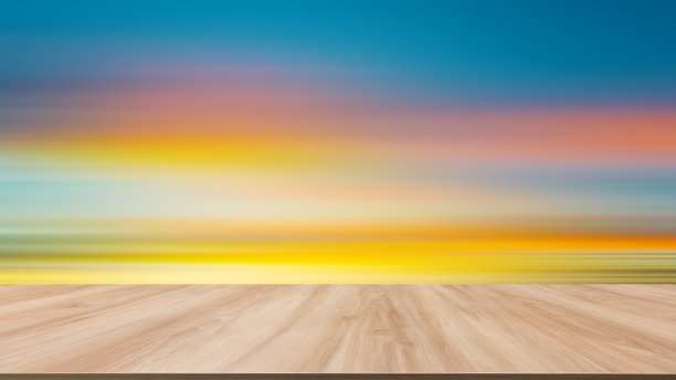 木制桌面在日落天空的背景-可以用来展示或蒙太古您的产品。模拟展示产品。图片下载