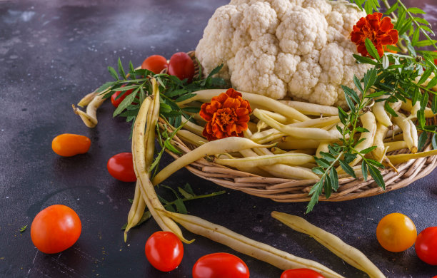 美丽的蔬菜图片。圣女果，花椰菜，豆荚。一切都是在有机农场上种植的图片下载