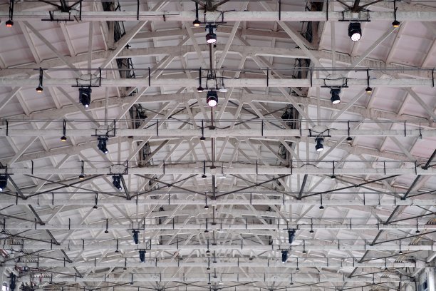 抬头看看仓库的天花板。图片下载