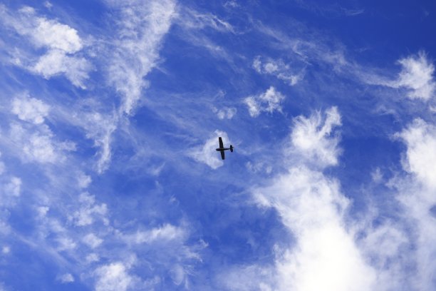 美丽的早晨云彩天空背景。图片下载