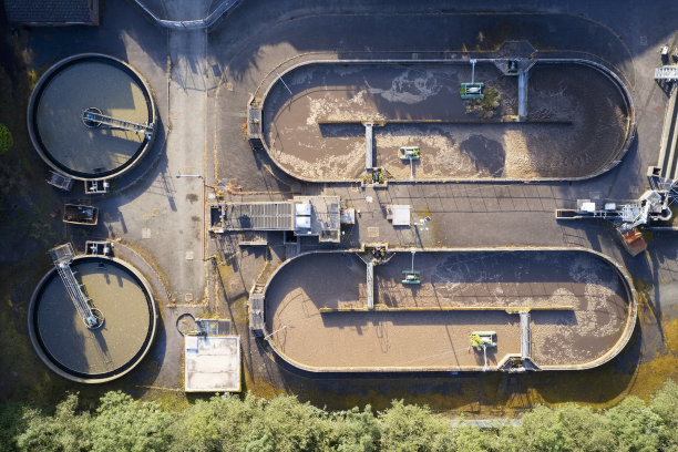 污水处理厂鸟瞰图从上面显示废物质量控制缸图片下载
