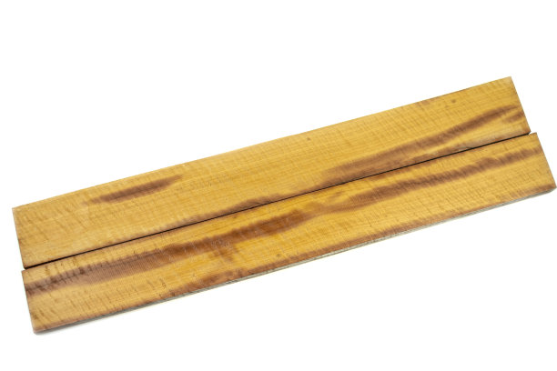 锯成条纹的木材为工艺品做准备图片下载