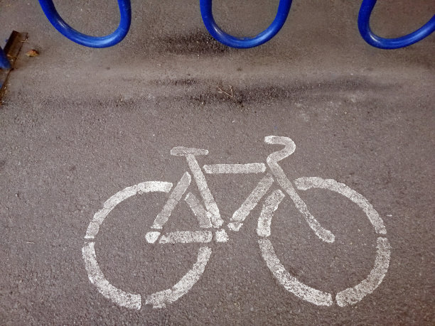 柏油路上有一个停放自行车的地方。图片下载