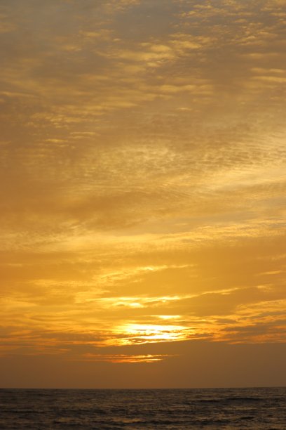 夕阳西下，橙色的天空飘向海滩图片下载