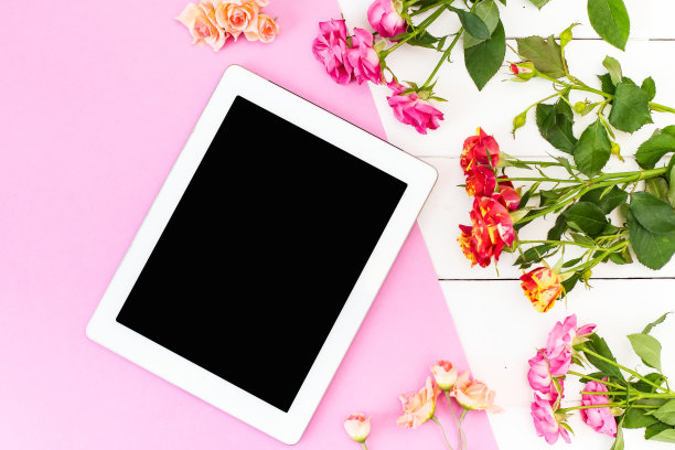 药片，桌上有玫瑰。女士用品时尚女士桌俯视图图片下载