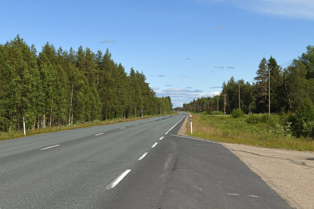芬兰拉普兰北部公路。阳光明媚的晴天图片下载