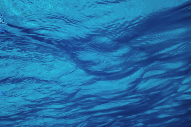 海面的水下视图。图片下载