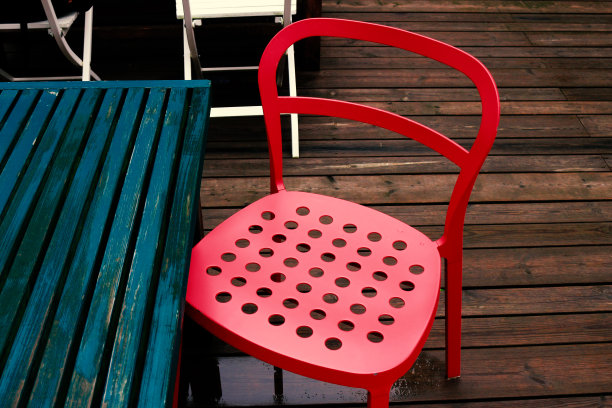 有红色钢椅子的雨阳台图片下载