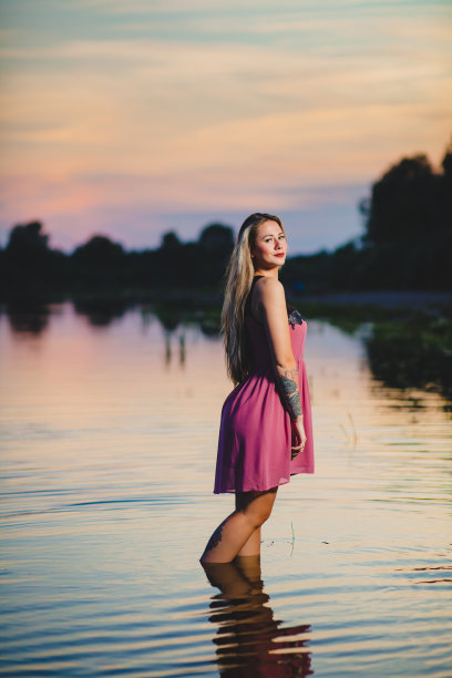 一头长发的金发模特站在水里图片下载