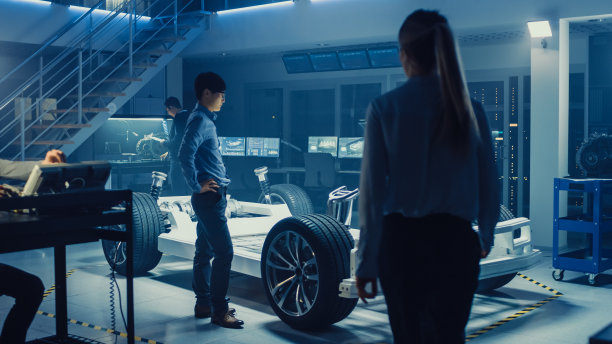 研发实验室，由工程师和科学家组成的多样化专业团队，致力于研发带有轮子、电池、发动机和悬挂的电动汽车底盘。图片下载